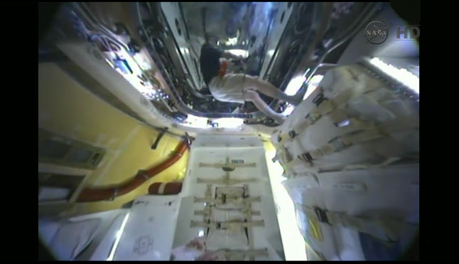 Enter the Dragon: Astronauts Open 1st Private Capsule at Space Station